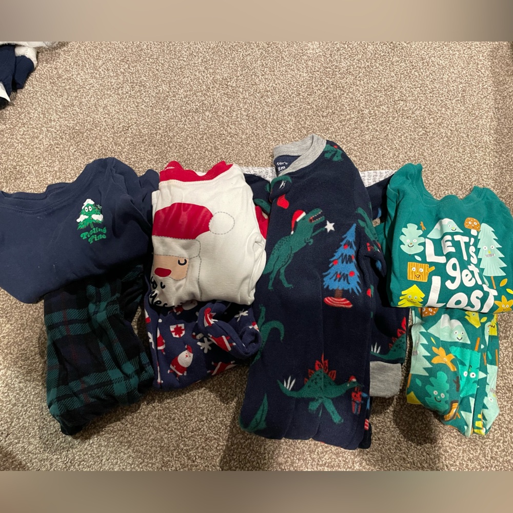 4 pairs of boys pajamas size 18 month, old navy and Carter’s GUC